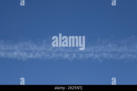Kerosinstreifen aus einem Flugzeug am spanischen Himmel in der Provinz Alicante, Costa Blanca, Spanien Stockfoto