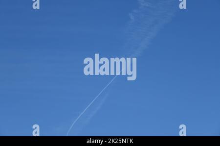 Kerosinstreifen aus einem Flugzeug am spanischen Himmel in der Provinz Alicante, Costa Blanca, Spanien Stockfoto