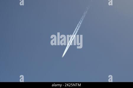 Kerosinstreifen aus einem Flugzeug am spanischen Himmel in der Provinz Alicante, Costa Blanca, Spanien Stockfoto