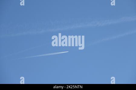 Kerosinstreifen aus einem Flugzeug am spanischen Himmel in der Provinz Alicante, Costa Blanca, Spanien Stockfoto