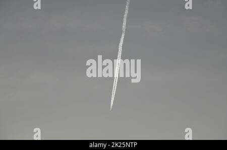 Kerosinstreifen aus einem Flugzeug am spanischen Himmel in der Provinz Alicante, Costa Blanca, Spanien Stockfoto