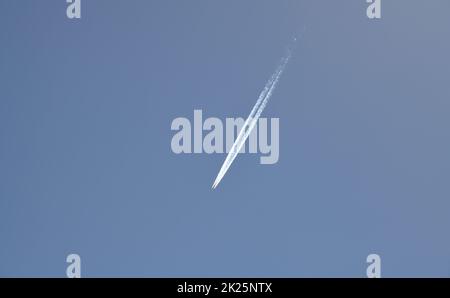 Kerosinstreifen aus einem Flugzeug am spanischen Himmel in der Provinz Alicante, Costa Blanca, Spanien Stockfoto