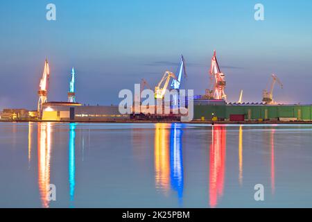 Beleuchtete Kräne der Werft Pula mit abendlichem Blick Stockfoto