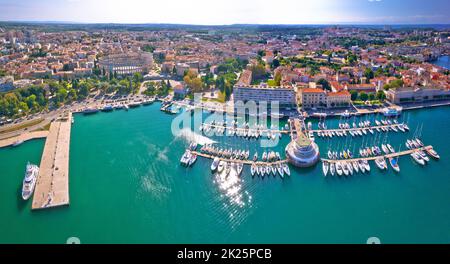 Die historische Stadt Pula bietet einen unvergleichlichen Panoramablick auf das Wasser Stockfoto