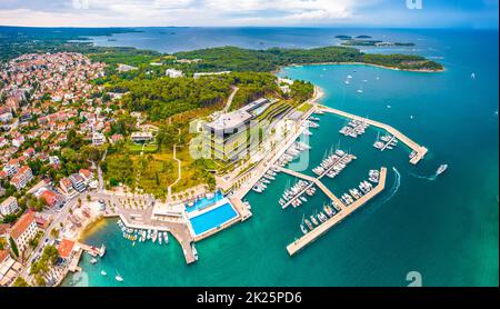 Am Ufer von Rovinj. Die Stadt Rovinj bietet einen malerischen Blick auf das Ufer aus der Vogelperspektive Stockfoto