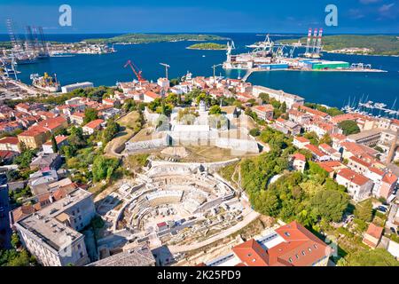 Pula, Istrien. Verteidigungsfestung und Bucht von Pula aus der Vogelperspektive Stockfoto