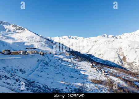 Blick auf die Berge von St. Lary Soulan unter dem Schnee im Winter Stockfoto