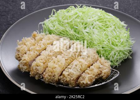 Weißer Tonkatsu, Schweinefilet (überzogen mit Semmelbröseln und bei niedriger Temperatur frittiert), japanische Küche Stockfoto