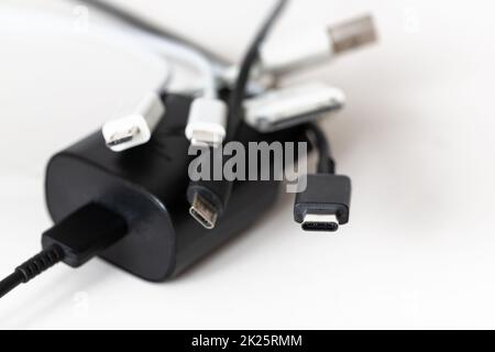 Die EU schlägt vor, die Ladekabel für Mobiltelefone nach dem USB-C-Standard zu standardisieren, um Abfälle zu sparen und zu vermeiden. Stockfoto