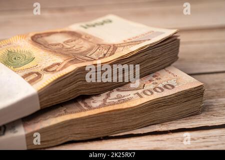 Stapel von Thai Baht Banknoten auf Holzhintergrund, Business-Sparen Finanzierung Investitionskonzept. Stockfoto