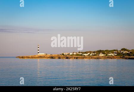 Landschaftlich schöner Leuchtturm von Artrutx bei Sonnenuntergang in Menorca, Spanien Stockfoto