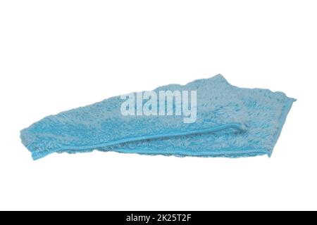 Sauberkeit und Hygiene im Haushalt. Nahaufnahme eines blauen Reinigungstuchs, isoliert auf weißem Hintergrund. Mikrofaser-Reinigungstuch. Makro. Stockfoto