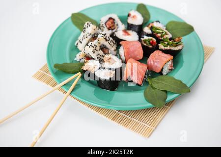 Verschiedene Arten von Maki Sushi, philadelphia, Maki, Lachs, Reis, Salat. Leckeres und gesundes Essen. Stockfoto