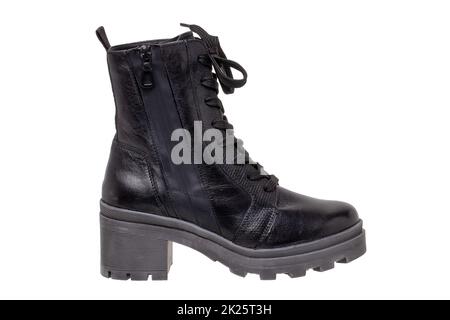 Schuhe und Stiefel für Damen. Nahaufnahme eines eleganten schwarzen Lederstiefels. Aktuelle Trends der Winterschuhmode für Mädchen isoliert auf weißem Hintergrund. Makro. Stockfoto