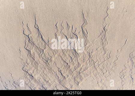 islamische Muster Art Textur am Sandstrand bei Ebbe-Zeit Stockfoto