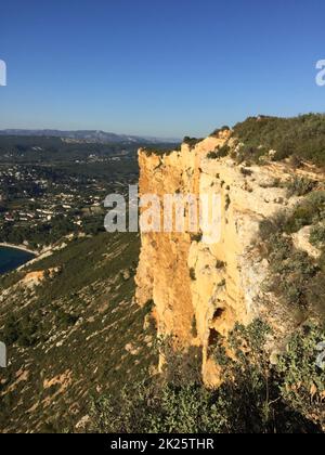 Blick von Cassis Stadt, Cap Canaille Rock und Mittelmeer Route des Kretas Bergstraße, Provence, Frankreich Stockfoto