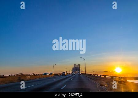 Blick auf die Baton Rouge Bridge auf der Interstate Ten über den Mississippi River in Louisiana. Stockfoto