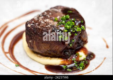Medium Rare Filet Mignon Steak mit KräuterKnoblauchbutter Stockfoto