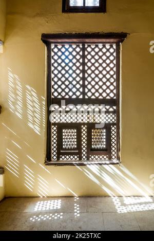 Verzierte Holzfenster - Mashrabiya - in einer Steinwand Stockfoto