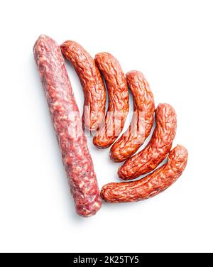 Geräucherte Schweinewürste auf weißem Hintergrund. Stockfoto