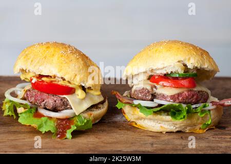 Hausgemachte Hamburger auf rustikalem Holz Stockfoto