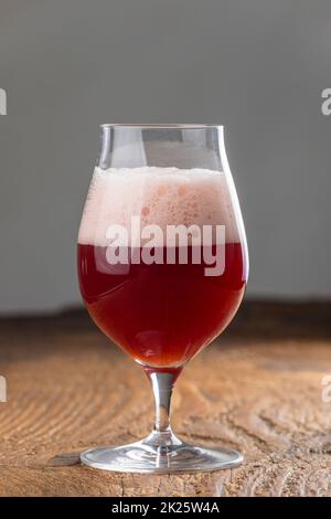 Bier mit Kirschen Stockfoto