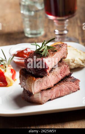 Gegrilltes Steak in Scheiben geschnitten auf einer Platte Stockfoto