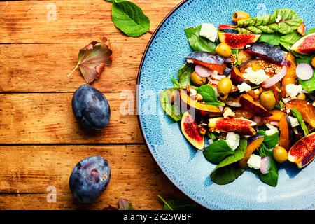 Herbstsalat mit Pflaumen und Feigen Stockfoto