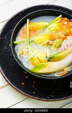 Reisnudelsuppe mit Kürbisblumen Stockfoto