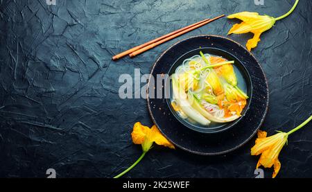 Suppe mit Reisnudeln Stockfoto