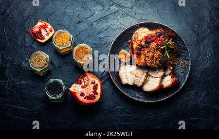 Schweinebauch in Gewürzen. Stockfoto