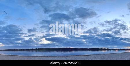 Wunderschönes hochauflösendes Panorama eines Sees mit atemberaubendem Himmel. Stockfoto