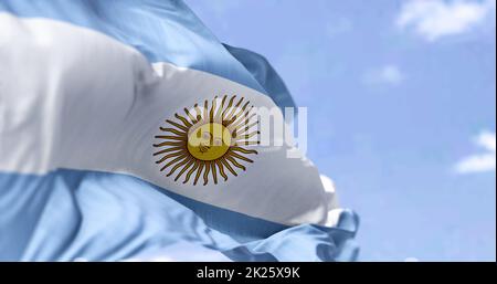Detaillierte Nahaufnahme der Nationalflagge Argentiniens, die an einem klaren Tag im Wind winkt. Stockfoto