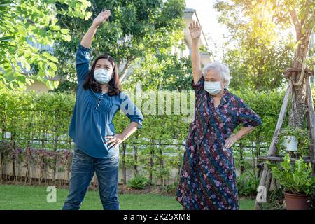 Asiatische ältere oder ältere alte Dame Frau Patient Übung mit glücklich frisch genießen im Park, gesund starke medizinische Konzept Stockfoto