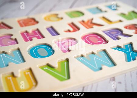 Englisches Alphabet buntes Holz für Bildung Schule lernen. Stockfoto