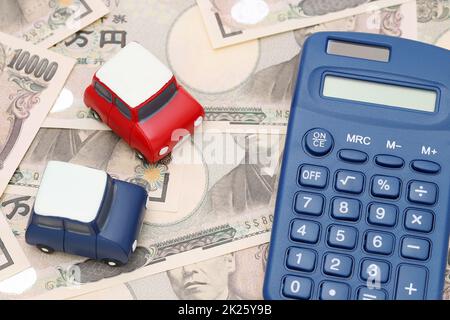 Kleines Spielzeugauto auf japanischen 10000-Yen-Banknoten Stockfoto