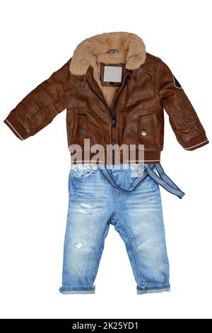 Eine modische, stilvolle Lederjacke in Braun mit Pelz und einer blauen Jeanshose oder Hose für einen Jungen, isoliert auf weißem Hintergrund. Jeans Herbstmode. Stockfoto