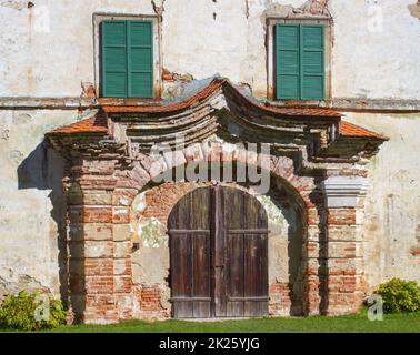 Retro-Holztür, zwei Fenster mit Fensterläden Stockfoto