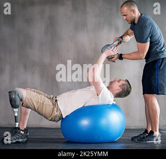 Sie haben eine can-do Attituce. Ein Physiotherapeut Ausbildung mit einem Patienten. Stockfoto