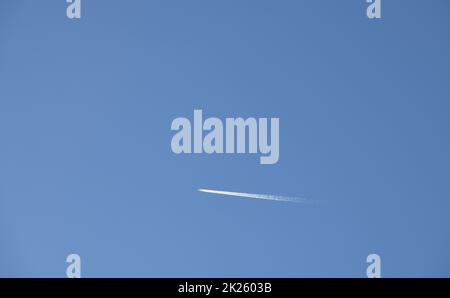 Kerosinstreifen aus einem Flugzeug am spanischen Himmel in der Provinz Alicante, Costa Blanca, Spanien Stockfoto