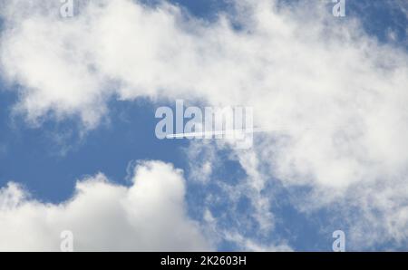 Kerosinstreifen aus einem Flugzeug am spanischen Himmel in der Provinz Alicante, Costa Blanca, Spanien Stockfoto