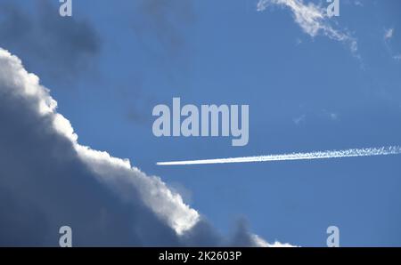 Kerosinstreifen aus einem Flugzeug am spanischen Himmel in der Provinz Alicante, Costa Blanca, Spanien Stockfoto