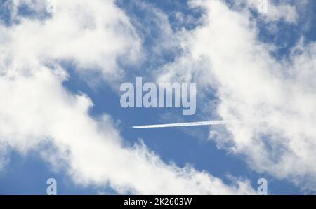 Kerosinstreifen aus einem Flugzeug am spanischen Himmel in der Provinz Alicante, Costa Blanca, Spanien Stockfoto