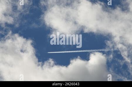 Kerosinstreifen aus einem Flugzeug am spanischen Himmel in der Provinz Alicante, Costa Blanca, Spanien Stockfoto