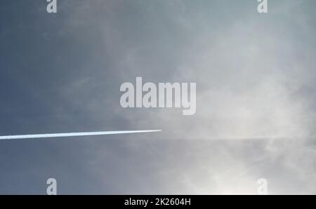 Kerosinstreifen aus einem Flugzeug am spanischen Himmel in der Provinz Alicante, Costa Blanca, Spanien Stockfoto