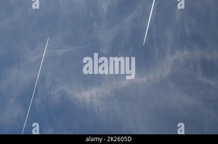 Kerosinstreifen aus einem Flugzeug am spanischen Himmel in der Provinz Alicante, Costa Blanca, Spanien Stockfoto