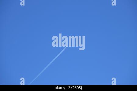 Kerosinstreifen aus einem Flugzeug am spanischen Himmel in der Provinz Alicante, Costa Blanca, Spanien Stockfoto