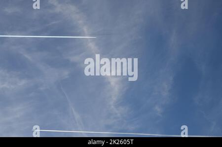 Kerosinstreifen aus einem Flugzeug am spanischen Himmel in der Provinz Alicante, Costa Blanca, Spanien Stockfoto