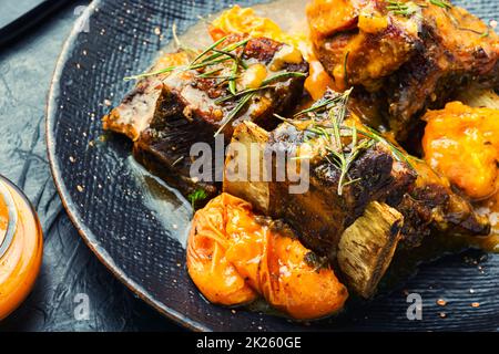 Gebratene Rinderrippchen in Fruchtsauce. Stockfoto