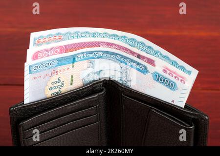 Geld aus Myanmar in der schwarzen Brieftasche Stockfoto